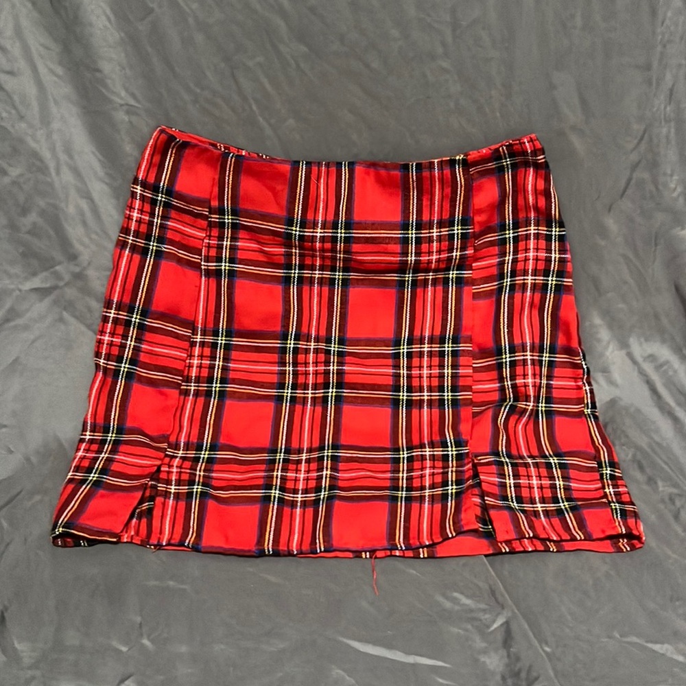 This double-slit mini skirt pairs perfectly with black tights and doc martins ♥️